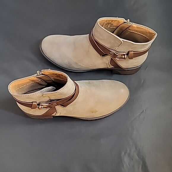 BRAND NEW I LOVE COMFORT VINTAGE ROUND TOE CROSSOVER BUCKLE STRAP ANKLE BOOTIES - Picture 5 of 16